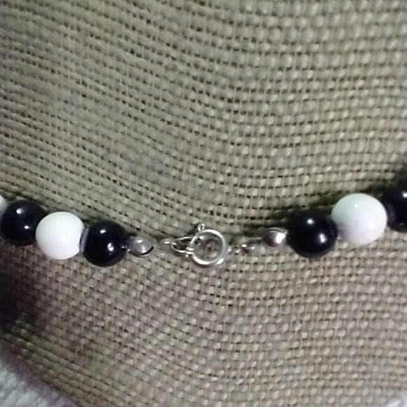 Black white beaded necklace - Picture 2 of 3
